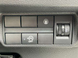 ハンドル右奥には各種設定スイッチがあります。運転者がスッと手を伸ばせば操作できので便利です。