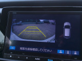 バックカメラの画像です。ガイドラインがスムースな車庫入れをサポートいたします。車庫入れの安心感がアップしますね。