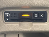 【ETC】有料道路を利用する際に料金所で停止することなく通過できる、ETC車載器(ノンストップ自動料金収受システム機器)が装備されています。セットアップを行うことで利用可能になります。