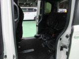 普通の車の後席は燃料タンクの上にある。でもNBOXはそこに燃料タンクがなく後席の下は空いてます。ここを活かす座面の跳ね上げ機構大きな荷物も入る空間がつくれます。