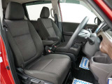 運転席のスペースはゆったりしていて、視界も広く確保されているので普段の運転からロングドライブまで快適です。