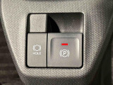 指先だけで簡単に操作が可能な電動パーキングブレーキを採用。「HOLD」スイッチを押すと、渋滞や信号待ちなどでブレーキペダルから足を離しても、ブレーキを保持するので安心です