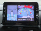 アラウンドビュー付き。上空から車両を見下ろしたような画像に加工された映像をディスプレイで確認しながら車庫入などができ大変便利です。