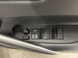 パワーウィンドウスイッチで運転席から全席の窓の開閉ができます♪