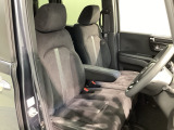 運転席、助手席☆ともに広々としており、ゆとりのある空間となっております♪
