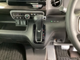 足元スッキリ、インパネシフトです。パーキングブレーキはフットブレーキタイプなので、運転席と助手席の間がスッキリしています。