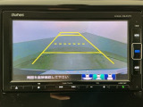リバースギアに入れるだけで後方の表示へ切り替わります。夜間や雨の日の駐車も楽になりますよ。