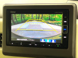 【バックカメラ】駐車時に後方がリアルタイム映像で確認できます。大型商業施設や立体駐車場での駐車時や、夜間のバック時に大活躍!運転スキルに関わらず、今や必須となった装備のひとつです!