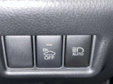 オートマチックハイビームとは、先行車や対向車のライトを認識し、ハイビームとロービームを自動で切り替える機能です。夜道の視界を確保します。詳細は販売店スタッフまでおたずねください。