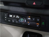 【オートエアコン】温度を設定すれば自動で快適な車内温度を保ちます。エアコン内部の高性能脱臭フィルターで車内のアレルゲンや花粉を除去。