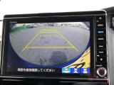 ★3画面バックカメラ装備★「R」の位置にすると、自動的に後方の様子をカラー画像(車幅/距離/予想進路線表示機能付)で表示。バックの際の安心感を高めます★
