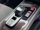 シフトレバー&センターコンソール(NISMO専用)。電動パーキングブレーキやドライブモード切替スイッチが扱いやすく配置されています。