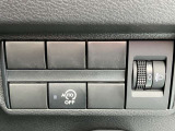 【アイドリングストップ】車両が停まると、エンジンも停止します。ガソリンの節約にもなります。ブレーキを離す、ハンドルを左右に動かすことでエンジンがかかりますので、発進もスムーズにできます。