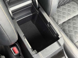 中央にはセンターコンソールボックスがあります。