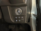 運転席右側のスイッチパネル。エンジンはボタンひとつでスマートに始動できます。