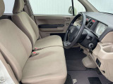 運転席まわりです。実際に座ってみて、乗り心地を体験してみてください,視界も良好です