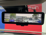 【インテリジェント ルームミラー】後方のカメラ映像をミラー面に映し出して。クリアな後方視界を確保します。