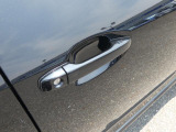アクセスキーを携帯して運転席か助手席のドアハンドル内側に触れるだけで解錠、ドアハンドルのセンサーに触れるだけで施錠が可能。