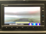 【バックカメラ】運転が苦手な方も車庫入れラクラクです!ギアをリバースに入れれば自動的に切り換わりますので、面倒な操作は不要です♪狭い駐車場もお車を傷つけず安心ですね!