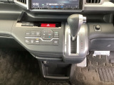 足元スッキリ、インパネシフトです。パーキングブレーキはフットブレーキタイプなので、運転席と助手席の間がスッキリしています。