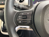 ステアリングにオーディオ操作スイッチが付いています。オーディオ画面に直接タッチしなくても操作が出来ますので、運転に集中できます。