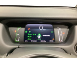 デジタル表示のスピードメーターとタコメーター、燃費やオドメーターなどの表示の他に、ホンダセンシング機能などの表示もできる多機能なマルチインフォメーション・ディスプレイです。
