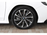 タイヤサイズは225/45R18 純正アルミホイール装着です!