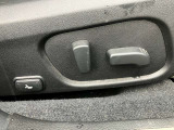 【パワーシート】電動でシートポジションの変更が可能です。手動式より細かくシート設定が可能ですのでより快適な姿勢でドライブを楽しんで頂けるでしょう。