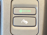 【ECONモード】スイッチをONにすると、空調やアクセル操作に対する加速を穏やかにし、電力消費を抑えて航続距離を延ばします。
