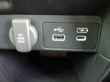 USBジャック、12V電源ソケットを設置しております。周辺機器の充電にご利用頂けます。