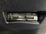 【ETC】有料道路を利用する際に料金所で停止することなく通過できる、ETC車載器(ノンストップ自動料金収受システム機器)が装備されています。セットアップを行うことで利用可能になります。