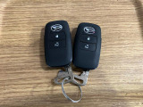 【スマートキー】 スマートキーを携帯していれば、ドアハンドルのボタンを押してロックの解除ができ、パワースライドドア(左側)もワンタッチで開閉できます。