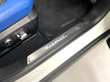 マセラティロゴが施されたスカッフプレート。