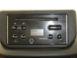 CD/AM・FMチューナー搭載。車内に臨場感ある音楽空間を生み出します。