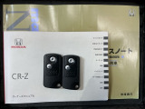 スマートキーは鍵をバッグに入れたままでもドアロックの開閉やエンジンのON・OFFができます。夜間や雨の日も鍵を探さなくて良いので便利です。