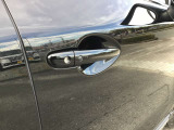 スマートキーを所持している状態でロックボタンを押すと、車両すべてのドアの解錠や施錠を行うことが出来ます。