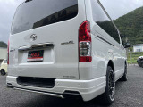 ハイエース用TRDリヤバンパースポイラーは、デュアルマフラー風のスポーティーなデザインが特徴の標準ボディ用エアロパーツです。