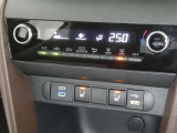 【オートエアコン】車内温度を感知して自動で温度調整をしてくれるのでいつでも快適な車内空間を創り上げます!どの席に座っても快適なドライブが楽しめます♪