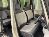 乗降がしやすい運転席。高さが調節できて小柄な方でも運転しやすいポジションをとることができます。