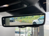 ランドローバー初のクリアサイトインテリアリアビューミラーは車体に装備したカメラによって、後方の映像がミラーに映し出されます。ミラーユニット下部のスイッチで簡単にモード切替も可能です