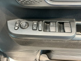 電動格納式リモコンドアミラーと、パワーウィンドウスイッチ等は運転席ドアにあります。