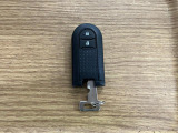 【スマートキー】 スマートキーを携帯していれば、ドアハンドルのボタンを押すだけでロックの解除ができます。
