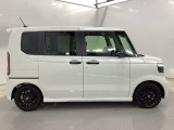 限られたスペースでも、スライドドアなら開閉がスムーズ!隣の車や壁にぶつかる心配がありません。