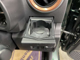 運転席と助手席には、格納式のドリンクホルダーが装備されています。
