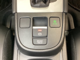 セレクトレバーの下に電子制御パーキングブレーキがあります。スイッチひとつで、停車した地点の傾斜などをシステムが検知・判断してブレーキ力を自動的に最適制御し、しっかり停車できるパーキングシステムです。