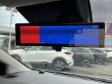 車両後方のカメラ映像をミラー面に映し出して、いつでも後方視界を確保します。通常ミラーに切換えも簡単に切換えができます。
