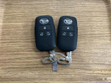 【スマートキー】 スマートキーを携帯していれば、ドアハンドルのボタンを押してロックの解除ができ、パワースライドドアもワンタッチで開閉できます。