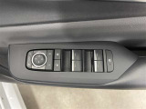 パワーウィンドウスイッチで運転席から全席の窓の開閉ができます♪