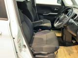 運転席は、大きな座面と包み込むような背もたれがドライバーの身体全体をしっかり支えます。上質なシート素材と座り心地のよいクッションを採用し、長時間の運転やコーナーの多い道も快適です。