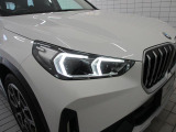 BMWの伝統的なヘッドライト・デザインは『コロナ・リング』と言われる左右4灯ヘッドライトをモチーフにしています。キドニーグリルと相まって、ひと目でBMWだとわかるデザインになっています。